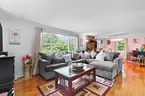 Quiet Comfy Getaway 3 BDR home. Close to Bradley Airport.