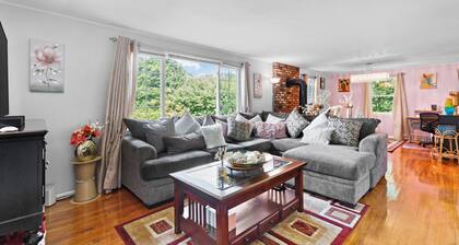 Quiet Comfy Getaway 3 BDR home. Close to Bradley Airport.