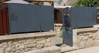 Appartement en Rez-de-chaussée Avec une Cour Fermée : Lou Dormidou D'eleno !