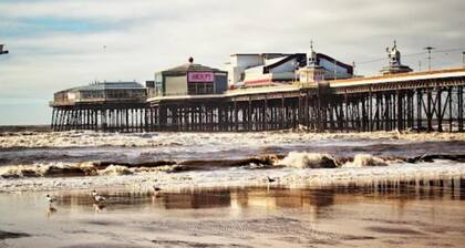 5 Bed House - Sleeps 10 - Garden - Parking - Wifi