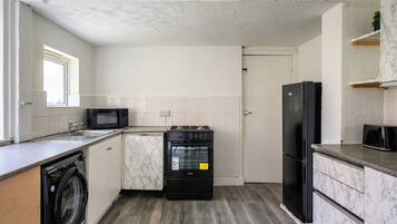 Rumah | Dapur pribadi | Lemari es, microwave, oven, dan kompor