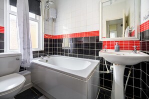Ferienhaus | Badezimmer | Duschwanne, Komfortbadewanne, Haartrockner, Handtücher