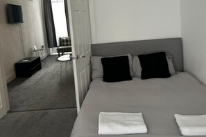 5 υπνοδωμάτια, χρηματοκιβώτιο στο δωμάτιο, σίδερο/σιδερώστρα