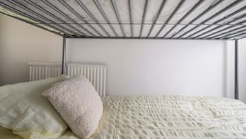 House | 5 bedrooms, in-room safe, iron/ironing board, free WiFi