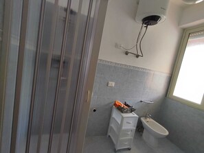 Dusche, Haartrockner, Bidet, Handtücher