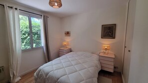 2 soverom, strykejern/-brett og sengetøy