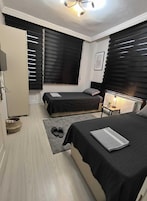 1 habitación, decoración personalizada, muebles diferentes y escritorio 