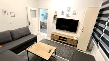 Deluxe-Apartment, 1 Schlafzimmer, Raucher, Balkon | Wohnbereich | Fernseher