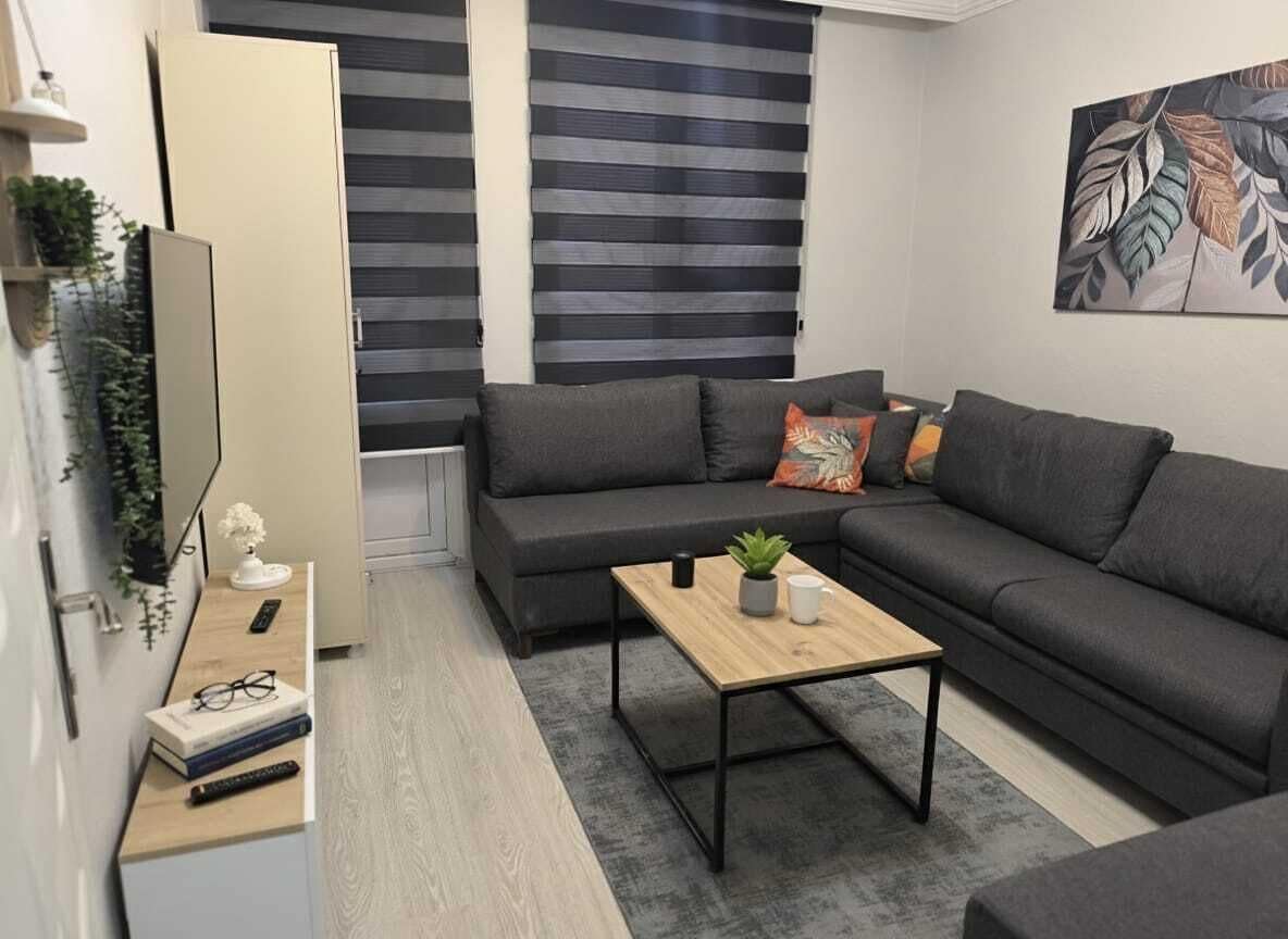 Deluxe-Apartment, 1 Schlafzimmer, Raucher, Balkon | Wohnbereich | Fernseher