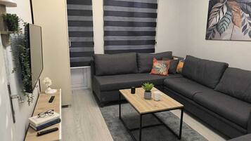 Deluxe-Apartment, 1 Schlafzimmer, Raucher, Balkon | Wohnbereich | Fernseher