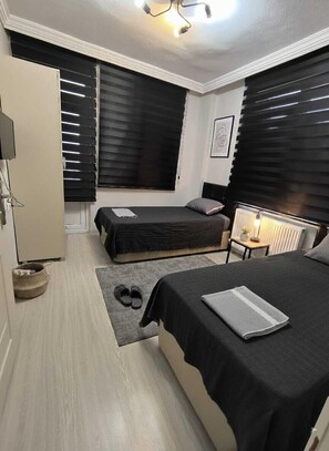 Departamento Deluxe, 1 habitación, para fumadores, balcón | Área de sala de estar | Televisión 