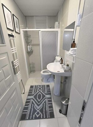 豪華公寓, 1 間臥室, 吸煙房, 露台 | 浴室 | 淋浴設備、雨淋花灑、風筒、提供毛巾