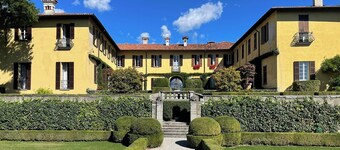  Villa storica vicino al Lago di Como. Ala Ovest con giardino e piscina.