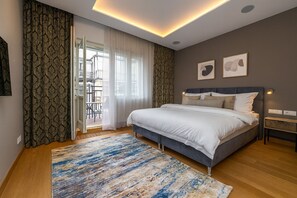 Tabla de planchar con plancha, wifi y ropa de cama