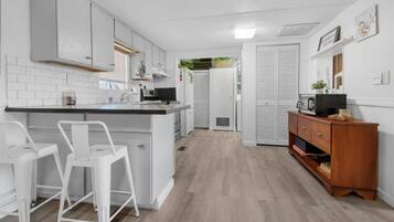 Een koelkast, een microgolfoven, een oven, een kookplaat