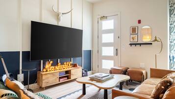 4 Bedrooms Bachelor Suite | Wohnbereich | 50-Zoll-Smart-TV mit Digitalempfang, Netflix, Hulu