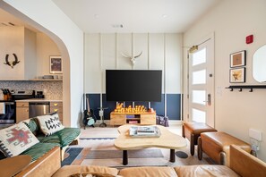 4 Bedrooms Bachelor Suite | Living area | 50-inch Smart TV with digital channels, Netflix, Hulu - The Outrider by AvantStay (Nashville)