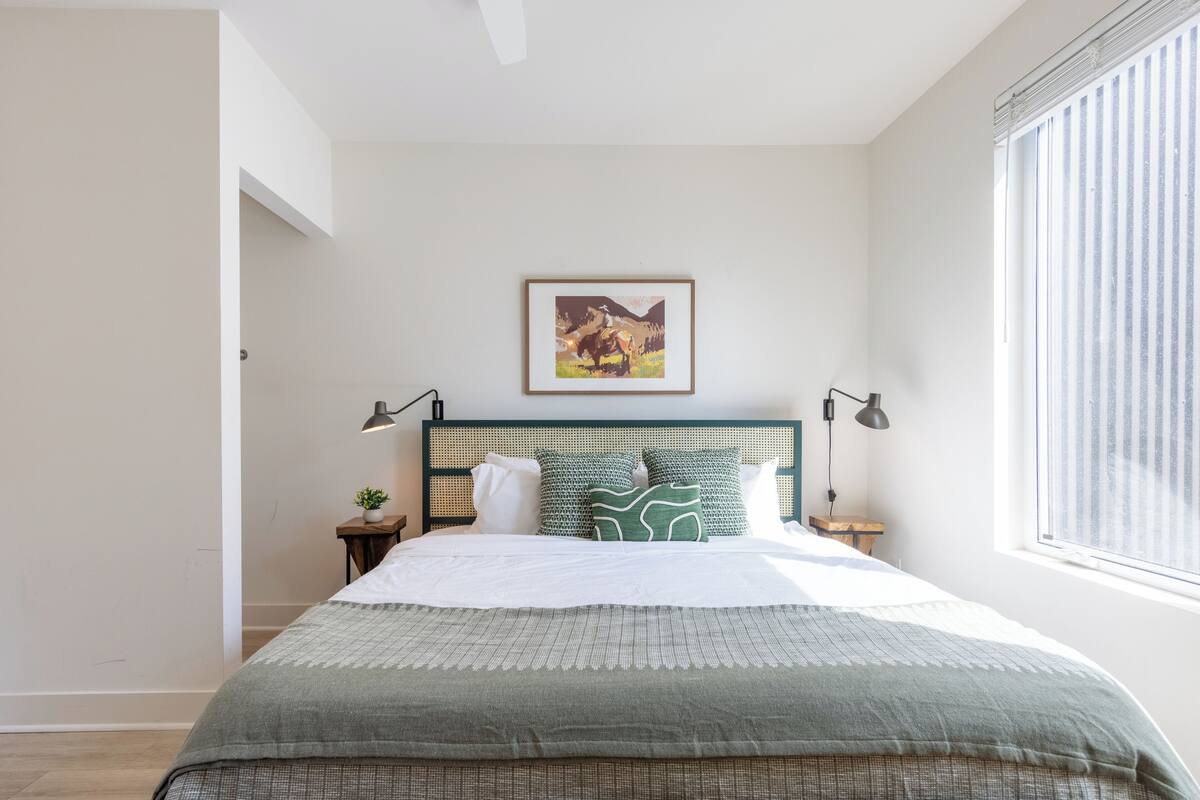 4 Bedrooms Bachelor Suite | Laptop workspace, soundproofing, WiFi (free), individually decorated