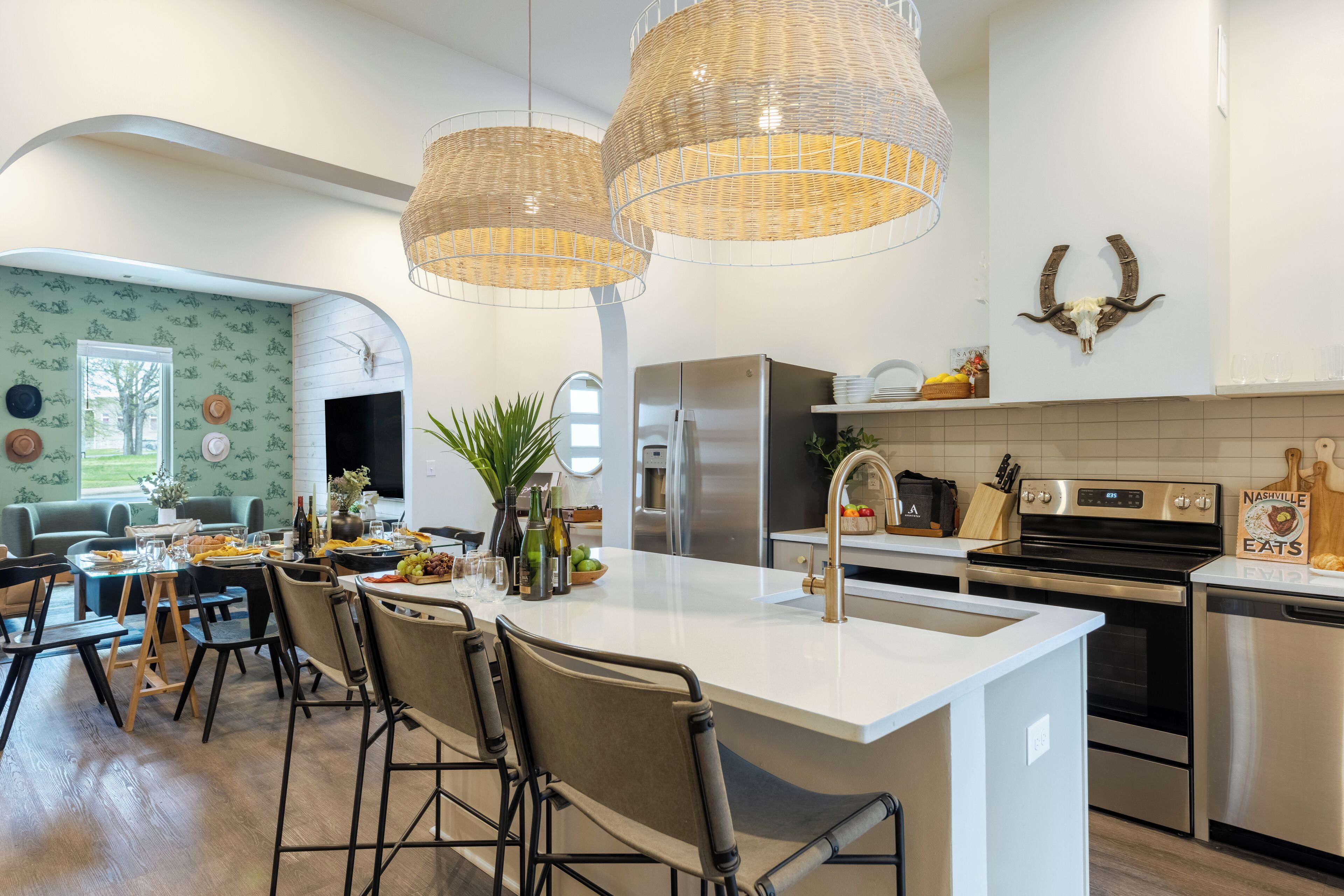 Kühlschrank, Mikrowelle, Ofen, Wasserkocher mit Kaffee-/Teezubehör