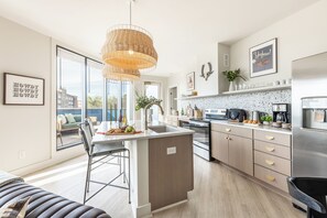 Kühlschrank, Mikrowelle, Ofen, Wasserkocher mit Kaffee-/Teezubehör