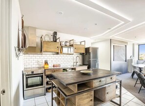 Tủ lạnh, dụng cụ nấu nướng/bát dĩa/dao nĩa 