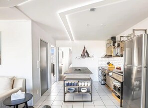 Tủ lạnh, dụng cụ nấu nướng/bát dĩa/dao nĩa 