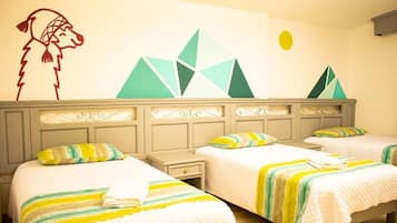 Habitación estándar, 3 camas individuales, vista a la montaña | 1 habitación, ropa de cama hipoalergénica y decoración personalizada