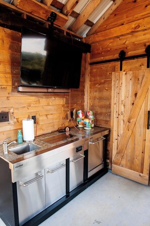 Fridge, microwave, oven, stovetop - Cozy cottage with pool, hot tub, WiFi, & AC on a peaceful farm in Tunnel Hill (Tunnel Hill)