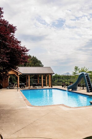 Una piscina al aire libre