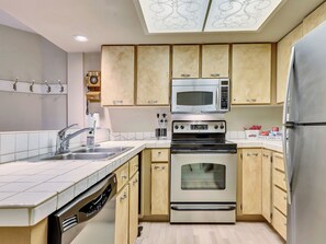 Fridge, microwave, oven, stovetop - Giant Steps Corner Unit Ski-In/Ski-Out (Brian Head)