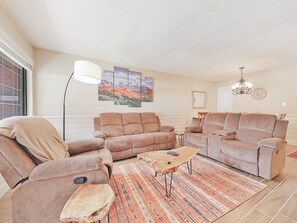 Smart-TV, peis, bordtennis og bøker