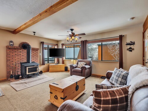Mountain Hideaway Condo Across the Street from Giant Steps