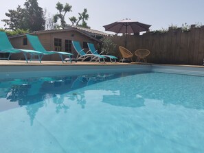 Una piscina al aire libre, una piscina climatizada