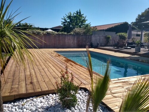 Large family home with heated pool between Bordeaux and the ocean.