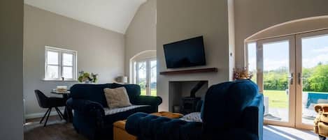 Cottage | Ruang tamu | TV, pendiangan