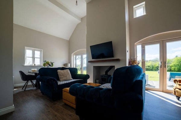 Cottage | Living area | TV, fireplace