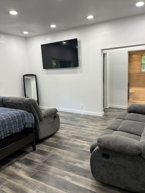 1 bedroom, iron/ironing board, WiFi, bed sheets - NEWLY RENOVATED 1 br in quiet picturesque neighborhood (Stonecrest)