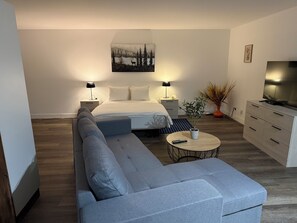 Comfort Studio | Living area | 52-inch flat-screen TV with cable channels - Hôtel saint-côme (Saint-Côme)