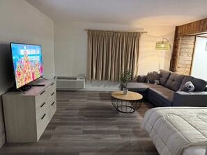 Comfort Studio | Living area | 52-inch flat-screen TV with cable channels - Hôtel saint-côme (Saint-Côme)