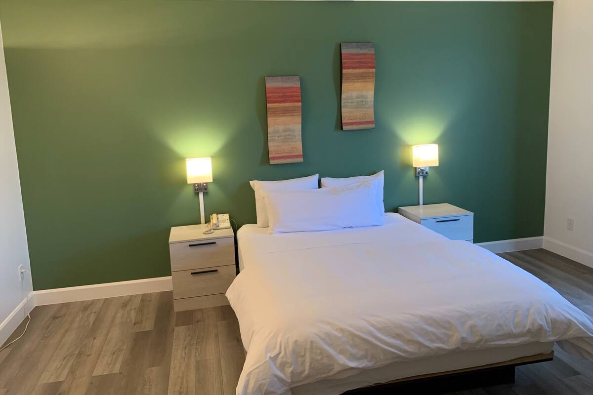 1 bedroom, Egyptian cotton sheets, premium bedding, down duvets