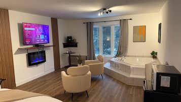 Habitación Premium | Zona de estar | Televisión de pantalla plana de 52 pulgadas con canales por cable