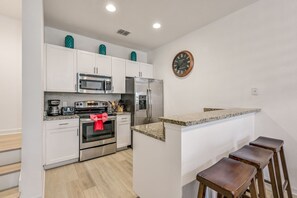 Mikrovågsugn, ugn, diskmaskin och kaffe- och tebryggare