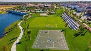 A residential area with a basketball court, a walking path, and houses. - Comfortable house for 8 guests at Solara Resort (Kissimmee)