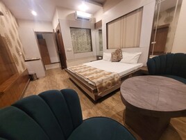 Executive Double Room | Laptop workspace, soundproofing, rollaway beds, free WiFi