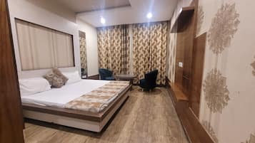 Executive Double Room | Laptop workspace, soundproofing, rollaway beds, free WiFi