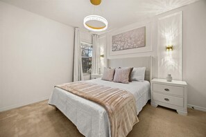 3 makuuhuonetta, silitysrauta/-lauta, vuodevaatteet