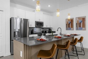 冷蔵庫、電子レンジ、オーブン、食器洗い機