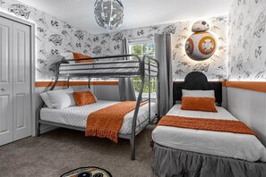 5 bedrooms, iron/ironing board, internet, bed sheets