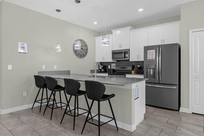 Microwave, oven, dishwasher, coffee/tea maker - Memorable House 5BR Near Disney 10 Min (Kissimmee)