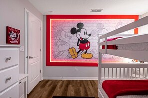 5 bedrooms, iron/ironing board, internet, bed sheets